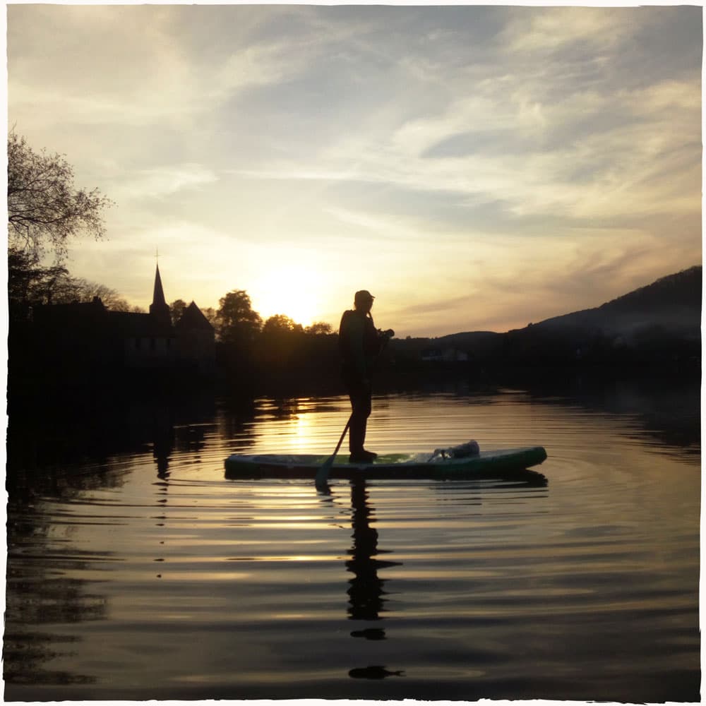 Silhouette de l’église et du paddle à contre jour