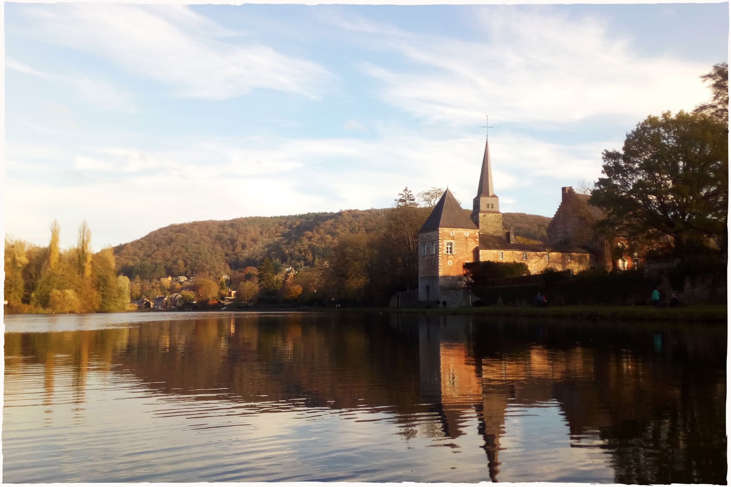 La petit église de Godinne en bord de Meuse