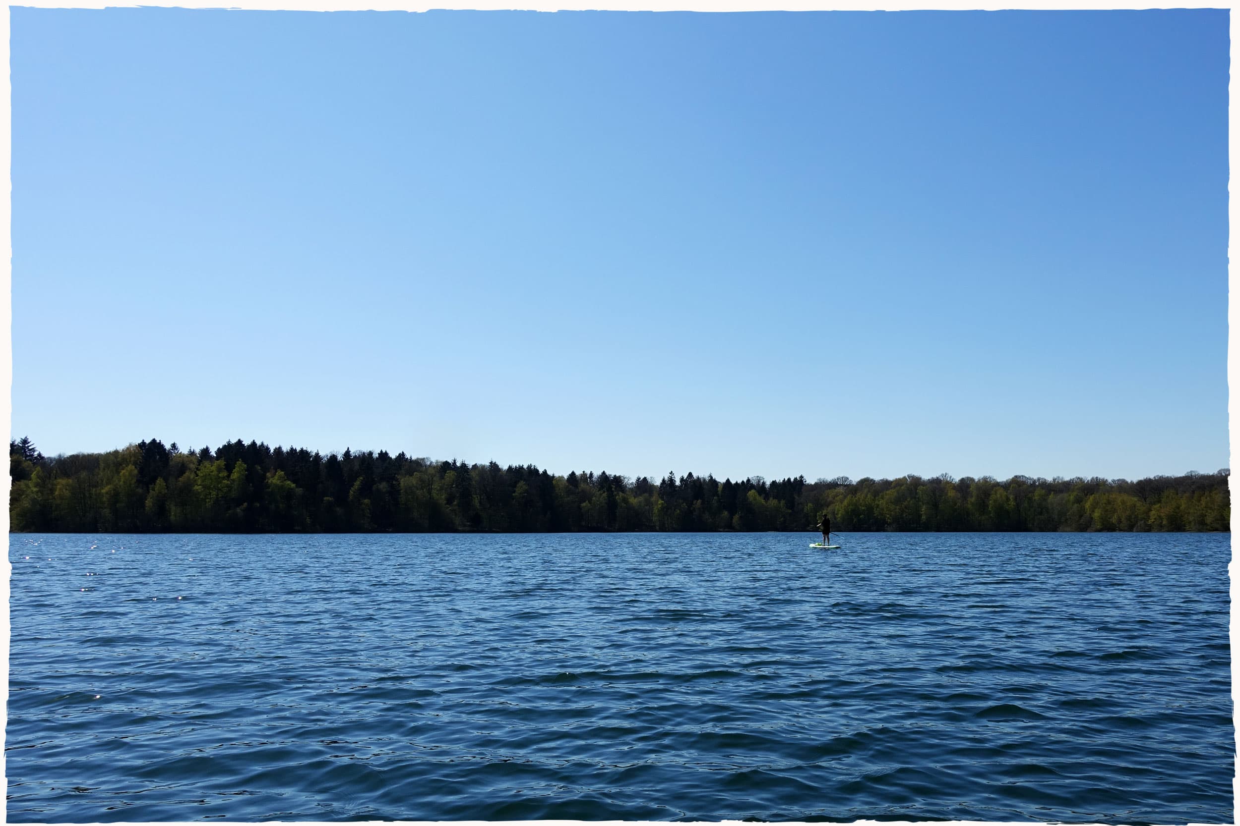 Début de notre balade sur le lac de l’eau d’heure, en route vers la partie boisée